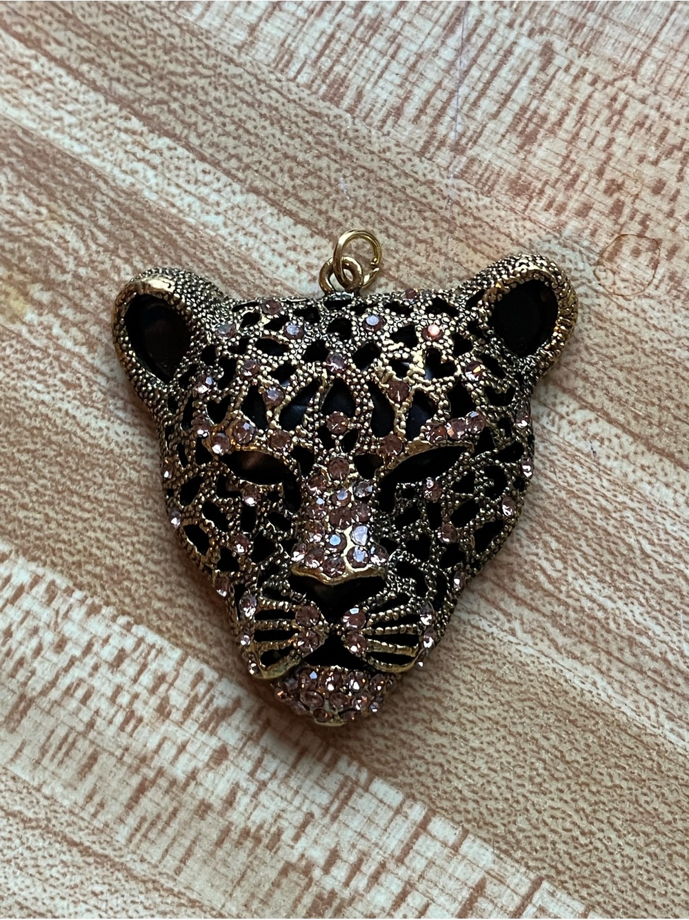 🌸Gold-Tone Leopard Face Pendant with Crystal Accents